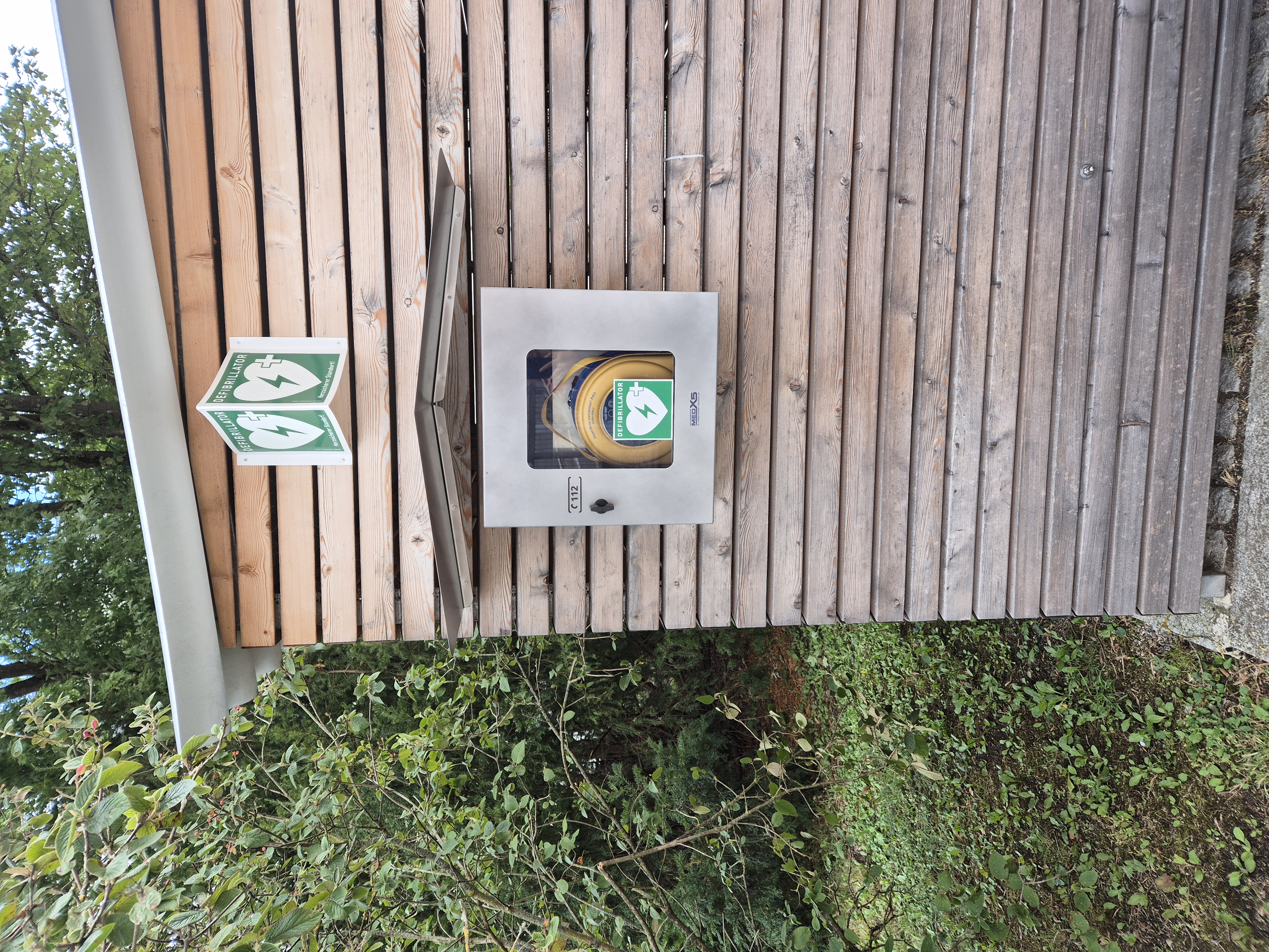 Defibrillator am ADBV Günzburg Am ADBV Günzburg wurde ein Defibrillator installiert.