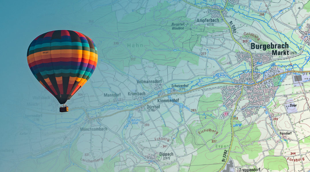 Deutsch-Britisch-Bayerische Meisterschaft im Heißluftballonfahren in Burgebrach (Franken) Eine Karte mit dem Markt Burgebrach, links ein Heißluftballon