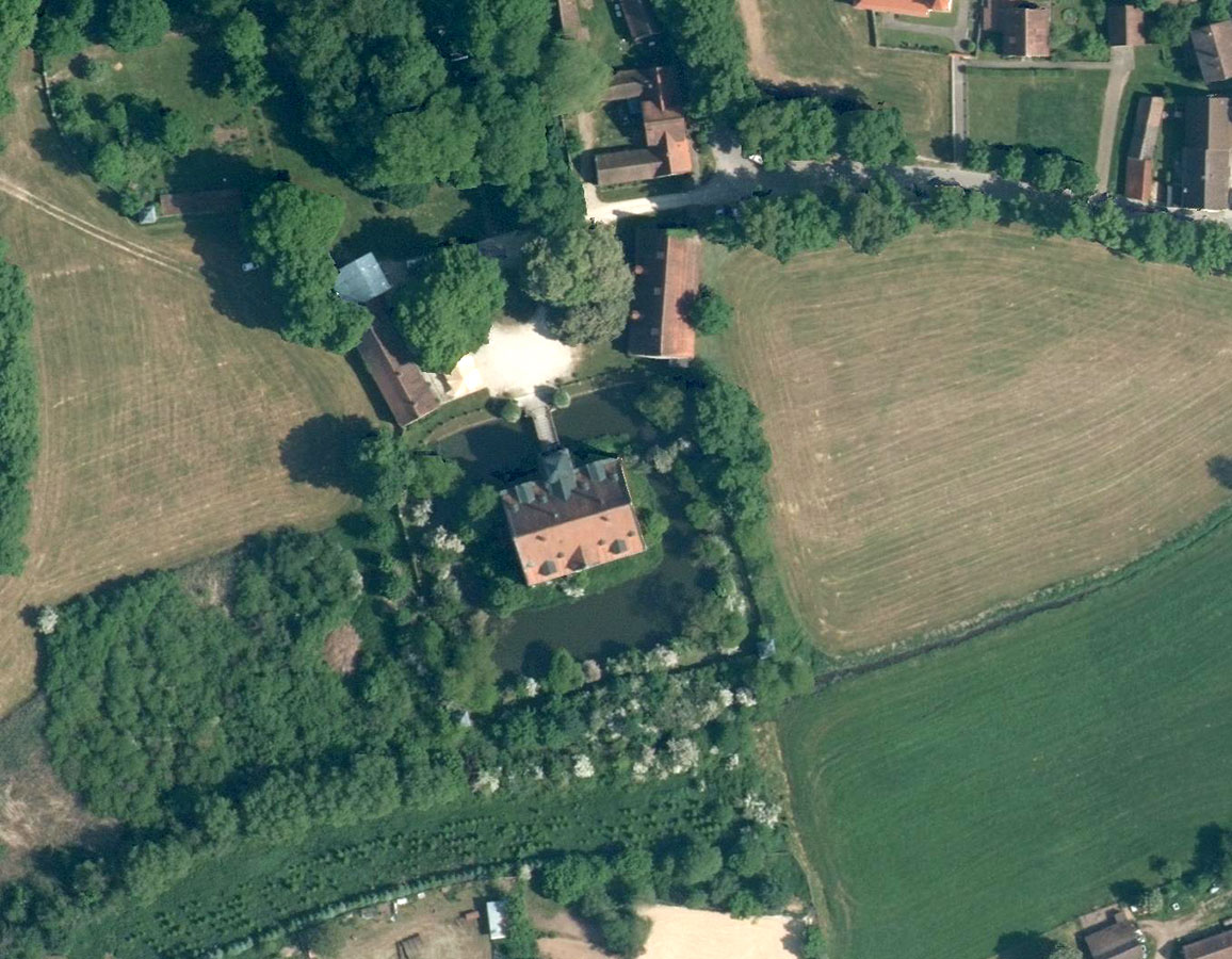 Schloss Dürrenmungenau, Abendberg, Digitales Orthophoto, 2024 Wasserschloss umgeben von Bäumen und Wiesen