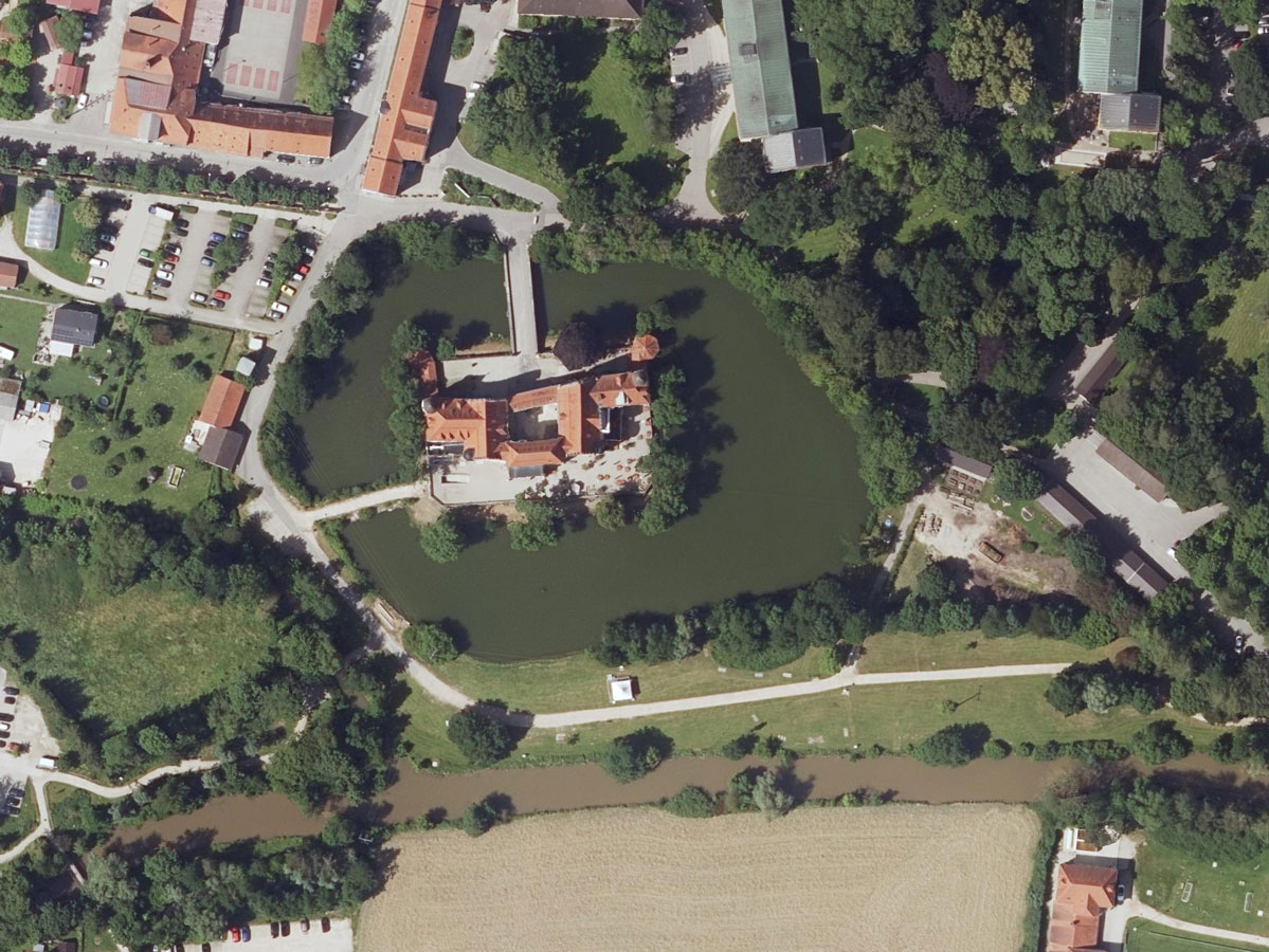 Schloss Taufkirchen, Taufkirchen (Vils), Digitales Orthophoto, 2024 Wasserschloss umgeben von Bäumen und Gebäuden